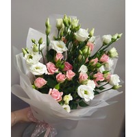 Цветы, букеты LaRose Букет с эустомой и кустовой розой Клубничный смузи