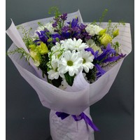 Цветы, букеты LaRose Букет с ирисом и эустомой Мотылек