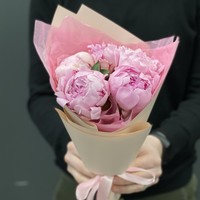 Цветы, букеты LaRose Букет из 5 нежно-розовых пионов в оформлении