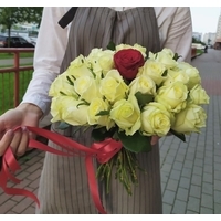 Цветы, букеты Storroz Букет из 30 белых и 1 красной розы 60 см