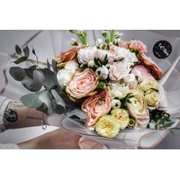Цветы, букеты LaRose Роскошно-Нежный букет из Ранункулюса , Роз и Маттиолы в оформлении
