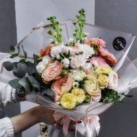 Цветы, букеты LaRose Роскошно-Нежный букет из Ранункулюса , Роз и Маттиолы в оформлении