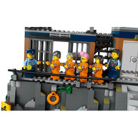 Конструктор LEGO City 60419 Полицейская тюрьма на острове