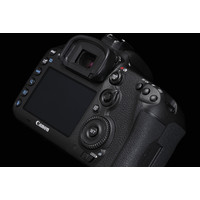 Зеркальный фотоаппарат Canon EOS 7D Mark II Kit 18-135mm IS STM