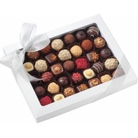Подарочный набор La Truffe Новогодний набор из 35 конфет ассорти с декором в белой коробке