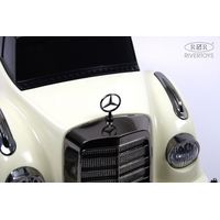 Каталка RiverToys Mercedes-AMG 300S G300GG (белый)