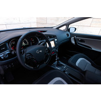 Легковой KIA Cee`d 5-door Luxe Hatchback 1.6i (135) 6MT (2015)
