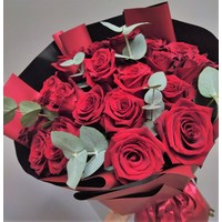 Цветы, букеты LaRose Букет из красных роз с эвкалиптом