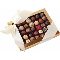 Подарочный набор La Truffe Новогодний набор из 35 конфет с декором в золотой коробке