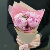 Букет из 5 нежно-розовых пионов в оформлении