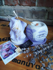 Vogue Violet в бело-фиолетовом гипсовом стакане с ароматом Темный янтарь 120 г + Vogue с фитилем из хлопка 210 г