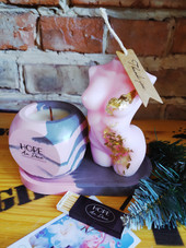 в серо-розовый гипсовом стакане с ароматом Масло Ши Цветы Монои 120 г + Лилу Roze 265 г
