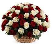 Букет из 101 белой и красной розы в корзине