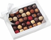 Новогодний набор из 35 конфет ассорти с декором в белой коробке