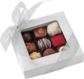 Новогодний набор из 9 конфет ассорти с декором в белой коробке